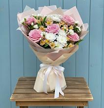 Букет цветов из:  Гвоздики, Орхидеи и Розы в Октябрьское Ханты-Мансийский АО