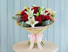 Букет цветов из:  Лилии и Розы в Октябрьское Ханты-Мансийский АО
