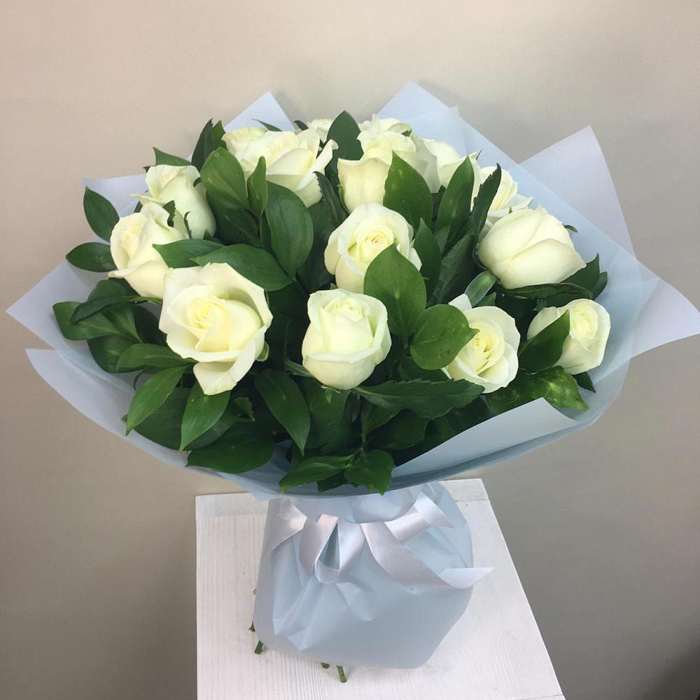 Букет 15 Белых роз Проуд в Октябрьское Ханты-Мансийский АО