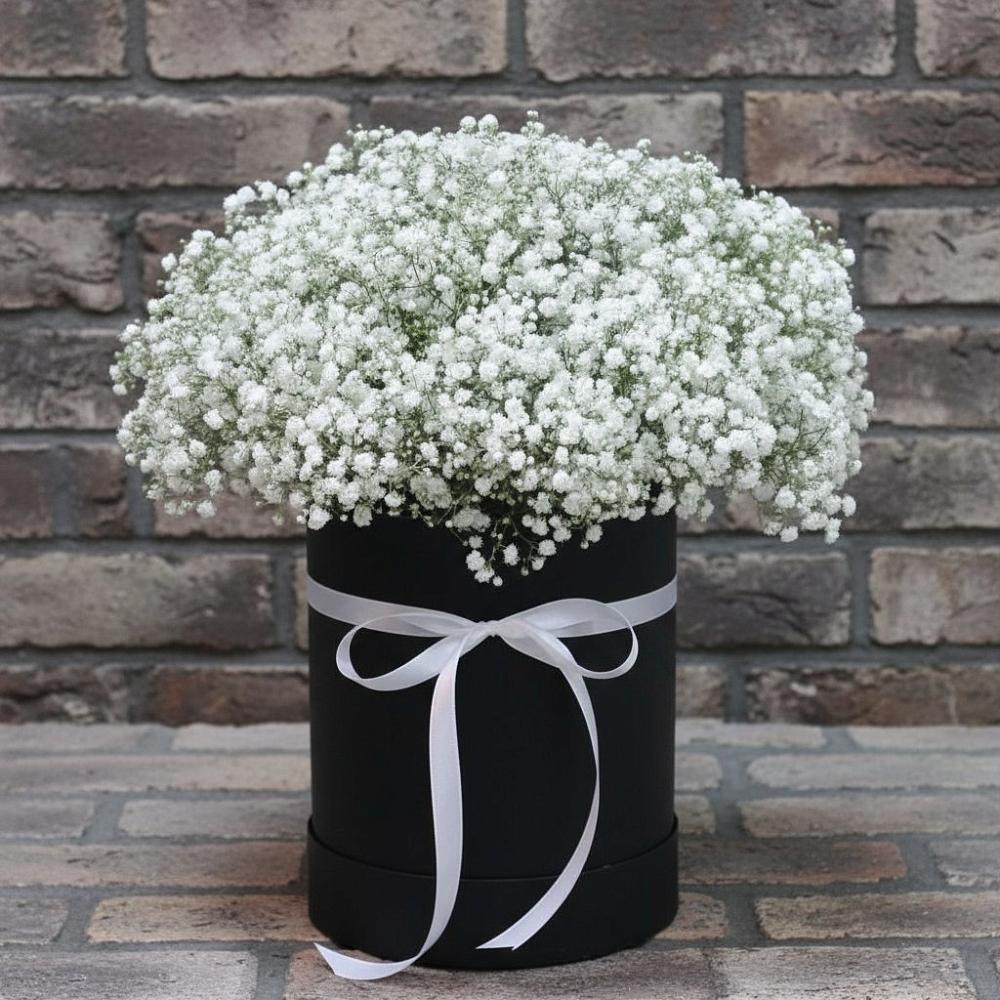 Цветочная композиция из Гипсофила в шляпной коробке в Октябрьское Ханты-Мансийский АО