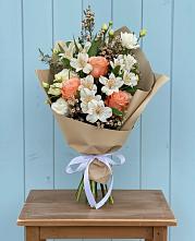 Букет цветов из:  Альстромерии, Лизиантусы, Розы и Хризантемы в Октябрьское Ханты-Мансийский АО