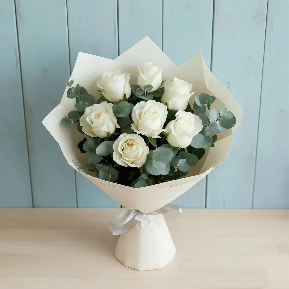 Букет Белые розы в Эвкалипте в Октябрьское Ханты-Мансийский АО