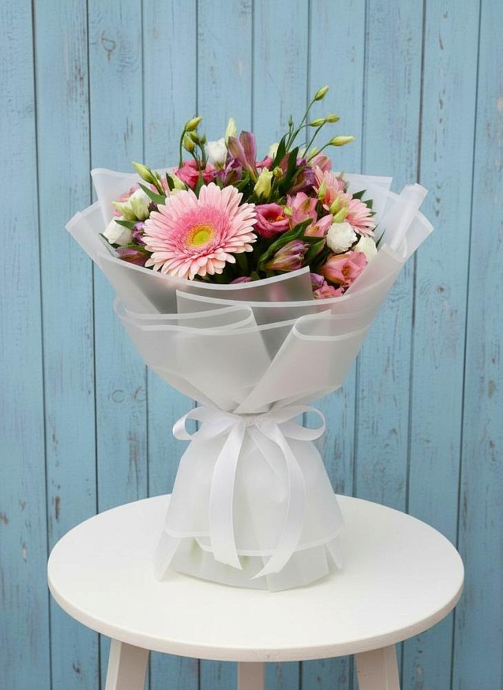 Букет цветов из: Герберы, Альстромерии и Лизиантусы в Октябрьское Ханты-Мансийский АО