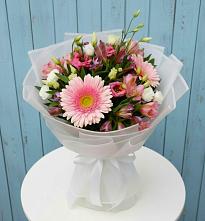 Букет цветов из:  Герберы, Альстромерии и Лизиантусы в Октябрьское Ханты-Мансийский АО
