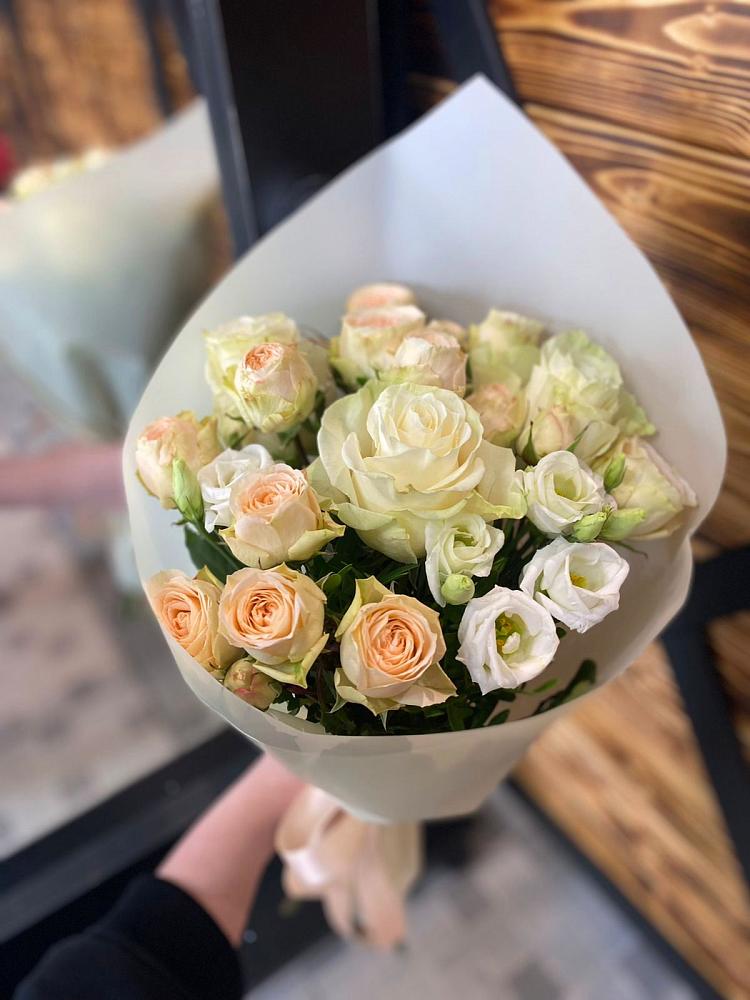 Букет цветов из: Розы и Лизиантусы в Октябрьское Ханты-Мансийский АО